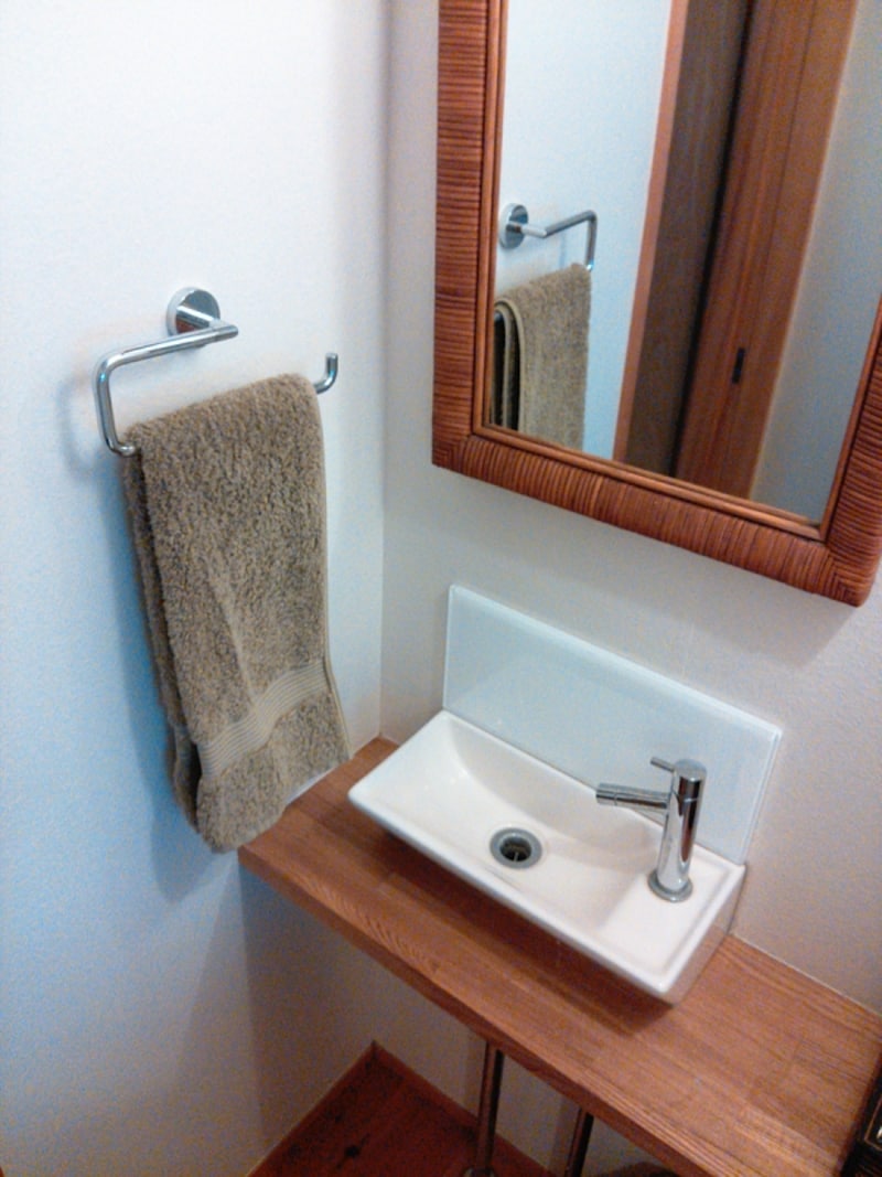 タオルハンガーや鏡などは比較的進めやすいアイテム