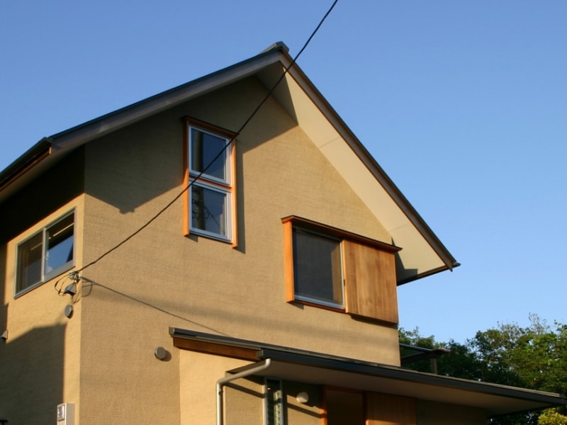 シンプルな切妻屋根。ガルバリウム鋼板を用いて価格を抑える
