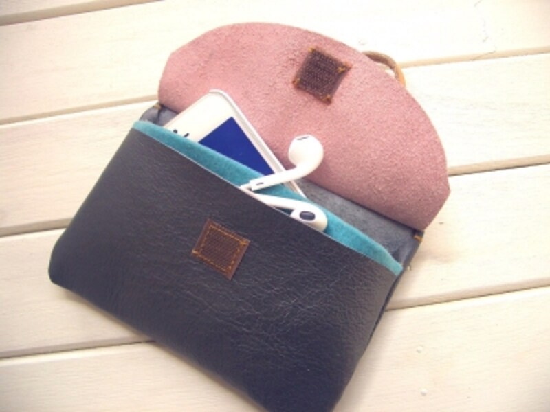 イヤホンや小物を一緒に持ち歩けます。