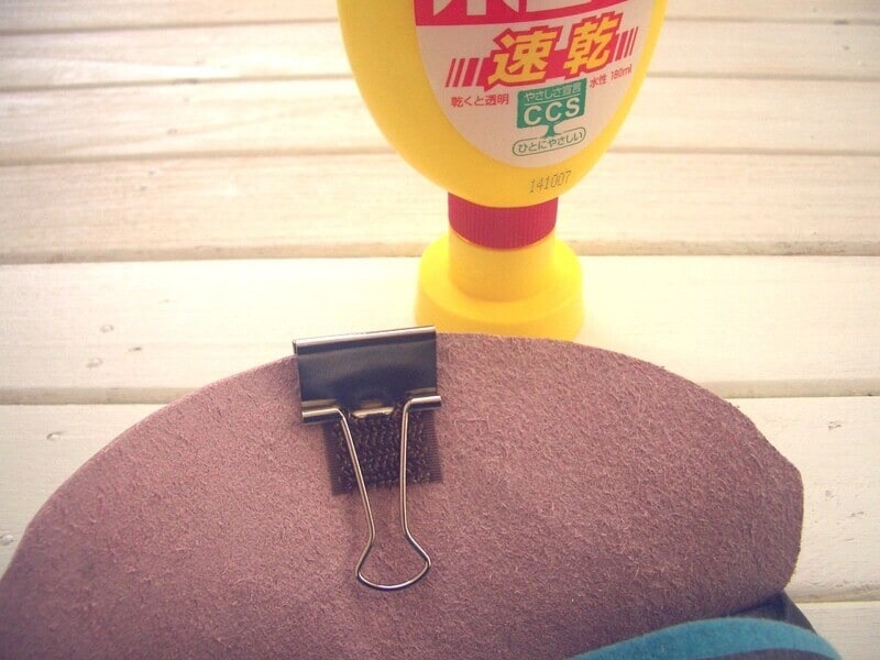 フタにマジックテープをボンドでつける