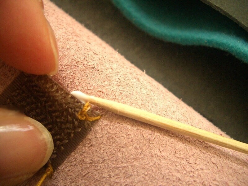 縁にボンドをつける