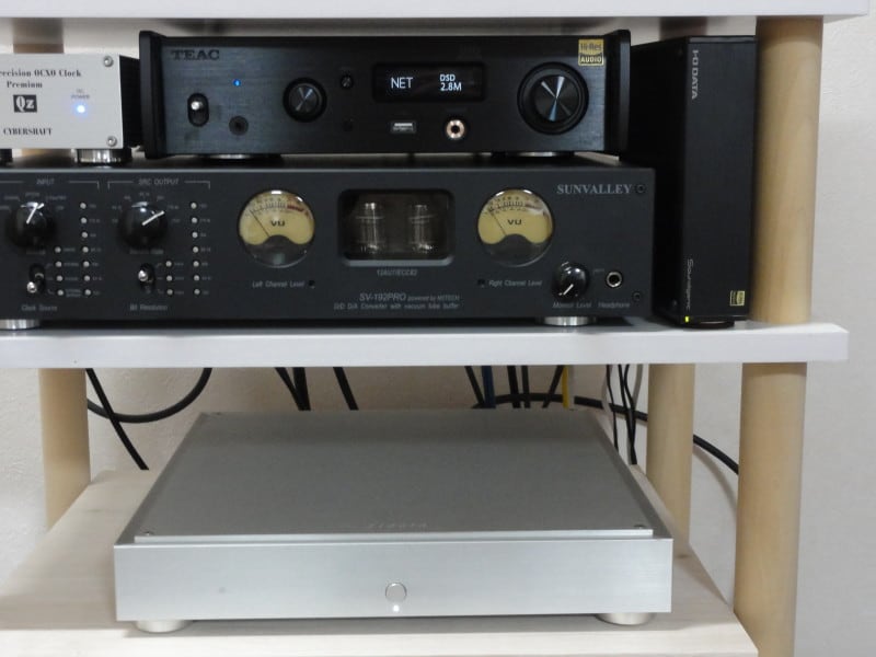 上左がネットワークプレーヤー２種。右の立っている機材がnas。下の機材が高級nasのfidata。