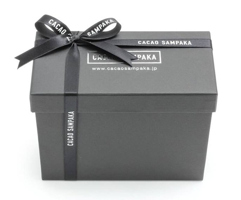 ボックスはブラックで大人っぽく