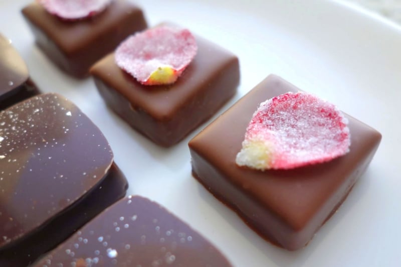 バラの花びらのクリスタリゼを丁寧にあしらって