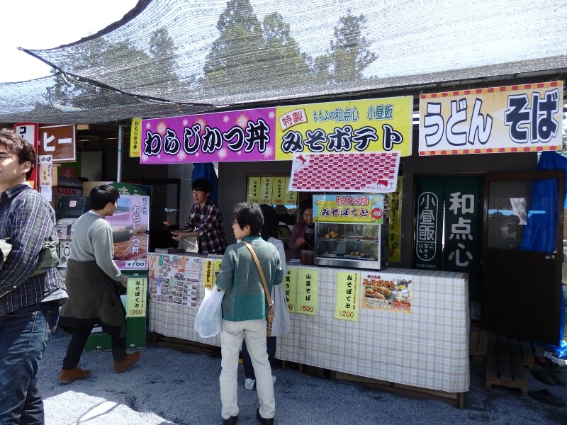 特産市会場で出店するご当地グルメの露店