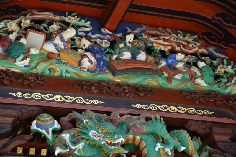 遊び心が豊かに描かれる本殿正面の琴棋書画