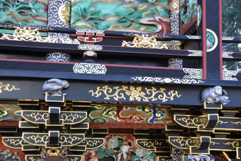 本殿右面でユニークな姿勢で床を支える猿