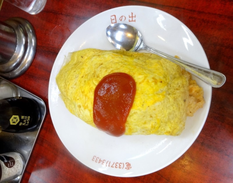 お皿にお店の名前が入っている