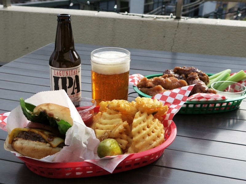 天気がいい日はテラス席も利用できる。ちなみに、ビールを造ったブルワリーのオリジナルデザインのグラスでビールが飲める