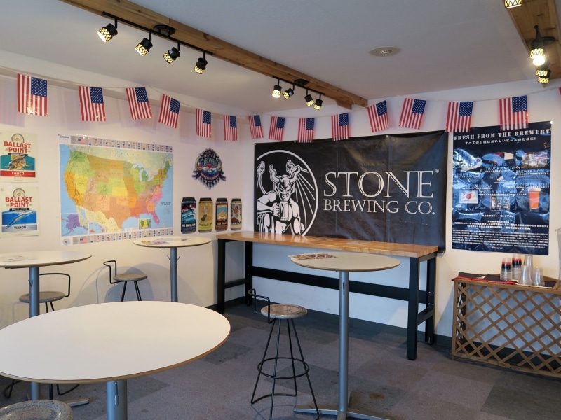 アンテナアメリカ店内。立ち飲みスタイルでビールが楽しめる