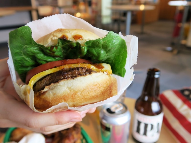 「SUPER“OISHII”BURGER（スーパーオイシイバーガー）」（620円）。アメリカンビーフのパティは約100g