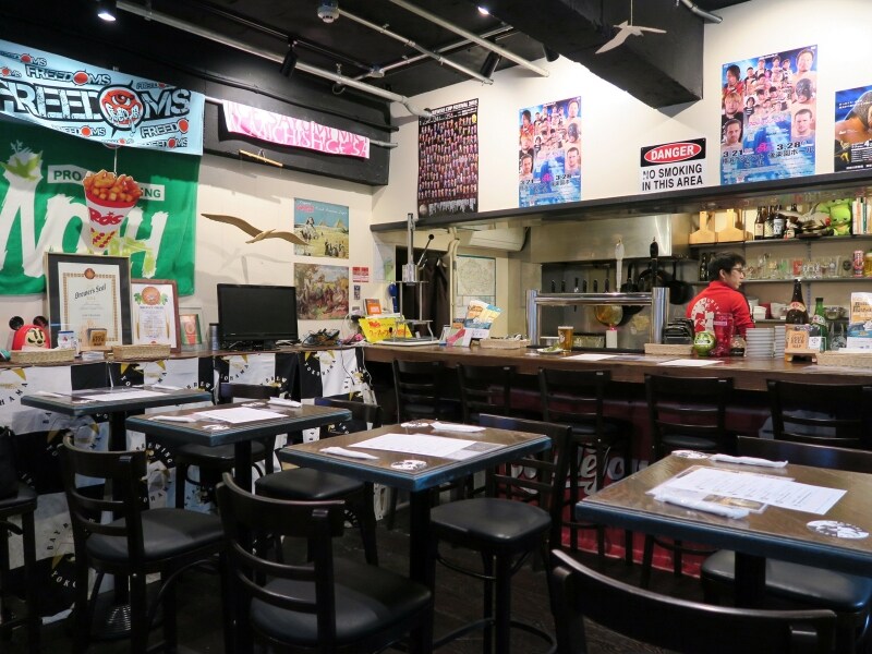 ベイブルーイング店内。カウンター席とテーブル席があり、好きなスタイルでビアタイムが過ごせる