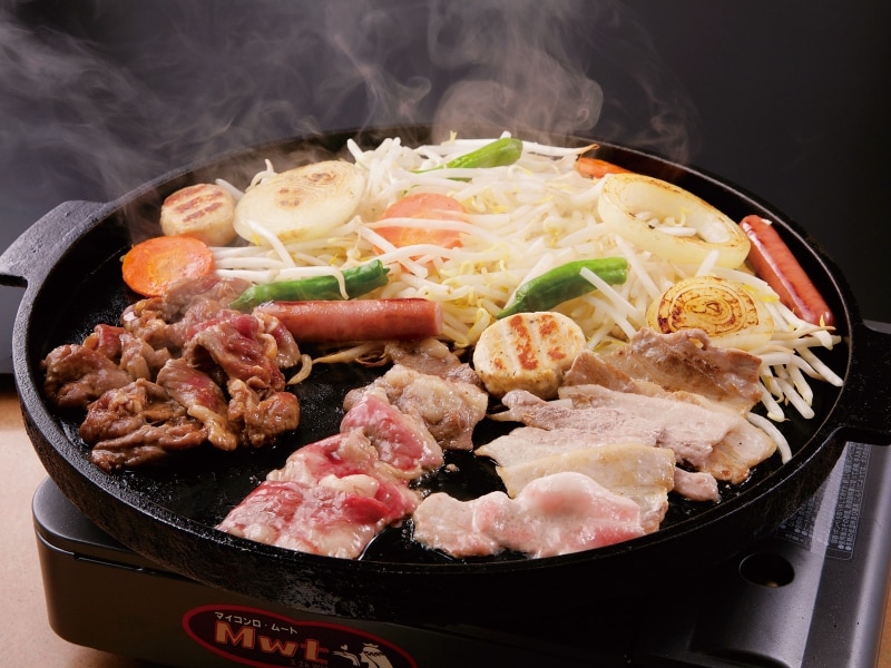 バーベキュー食べ飲み放題は男性4500円、女性4300円。はまポークカルビ、牛カルビ、味付けラム、焼き野菜などが食べ放題に