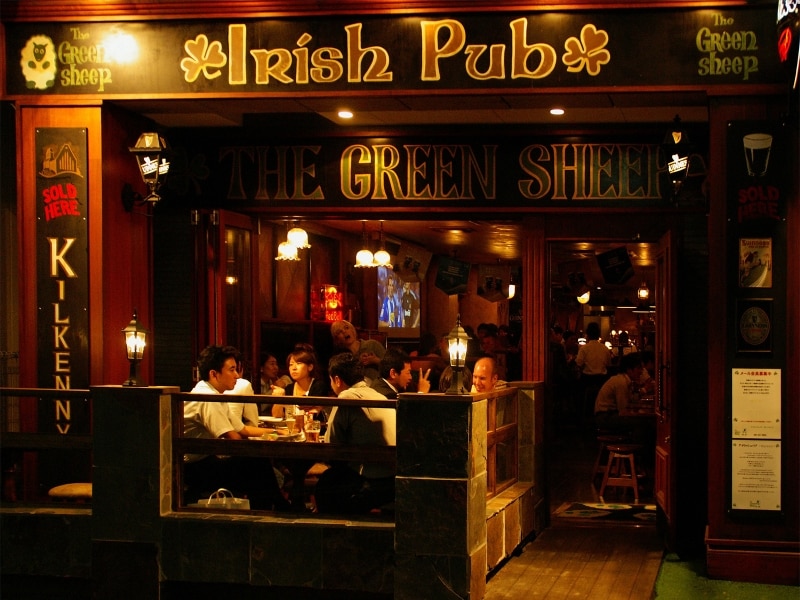 入口横にはテラス席もあります