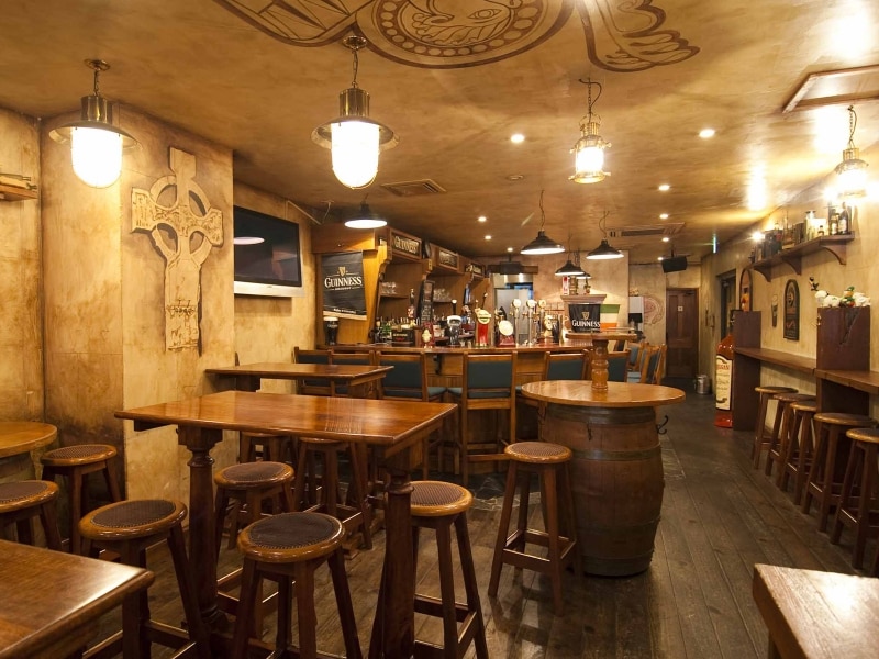 外国で買い付けたアンティーク家具がそろい、まるで外国のパブのような雰囲気