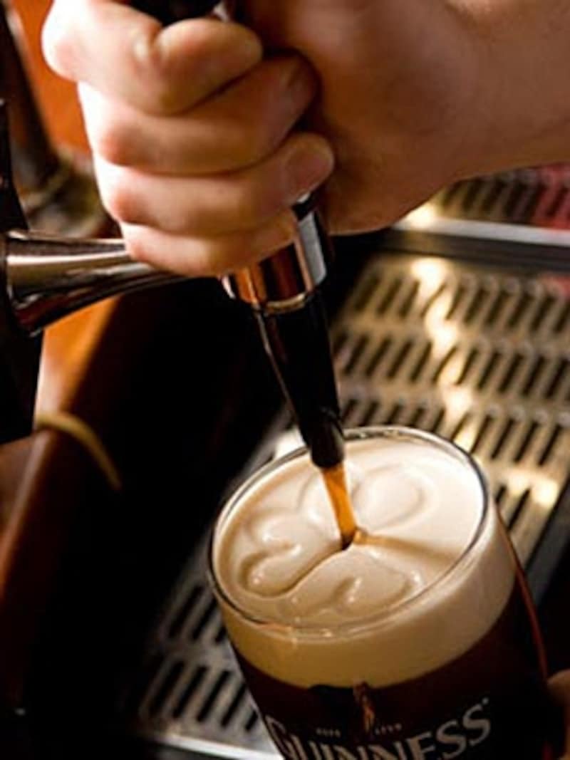 「ギネス」は1杯1杯シャムロックが描かれる