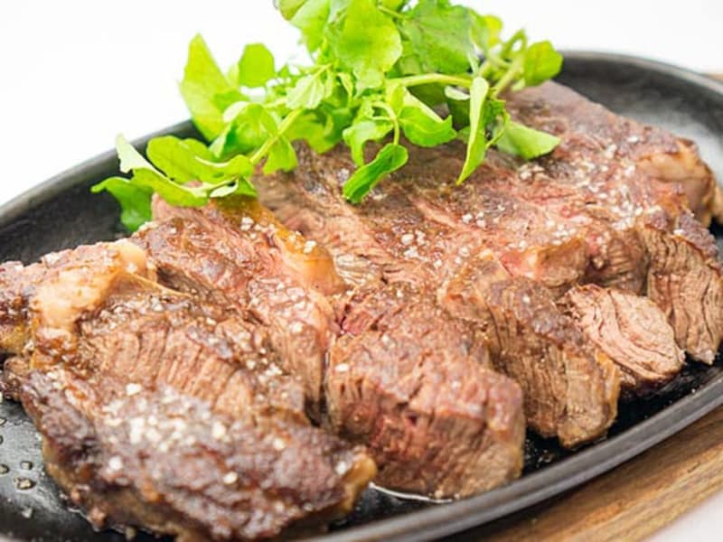 リブロース・ステーキ（2500円）。キメが細かく筋が少ないリブロースのステーキは、400gのガッツリサイズ。みんなでシェアして食べたい！