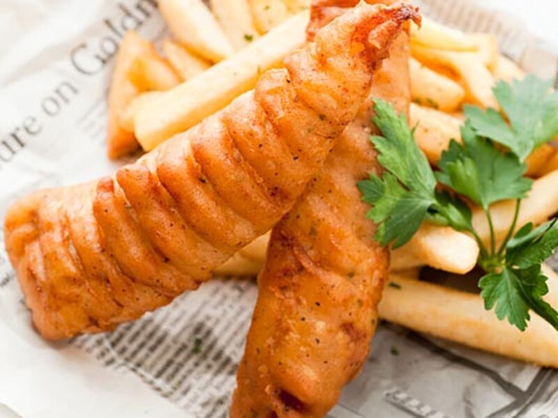 フィッシュ＆チップス（600円）。スタッフが本場アイルランドのパブで食べ歩きをし、研究に研究を重ねた自慢の一品。外はカリッと、中はジューシー