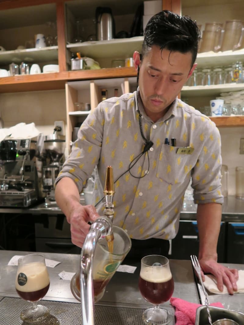 1杯1杯、ていねいに注がれるビール。種類によって泡の厚みが異なる