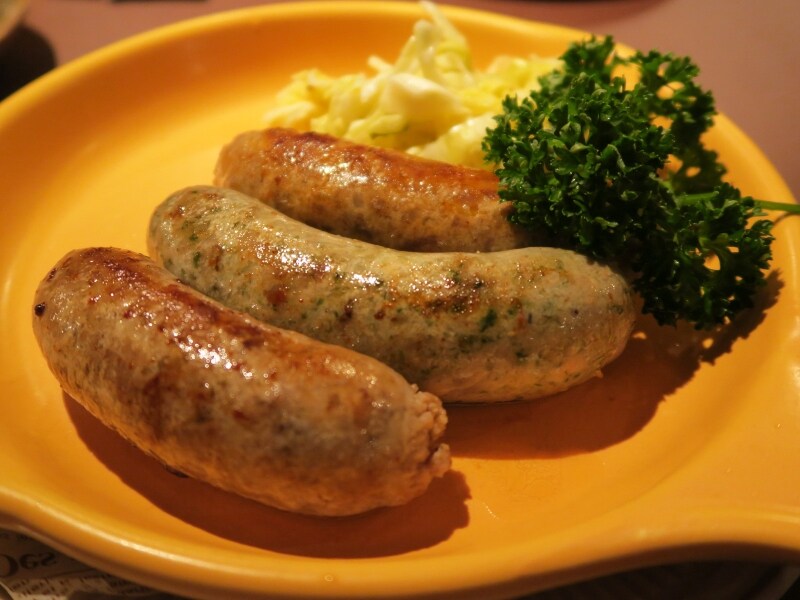 「自家製 ジャンボソーセージ」(粗挽き、バジル、ピリ辛の3種、各600円)は、食肉加工世界チャンピオンの店・六角橋「ブーシェル」直伝の味