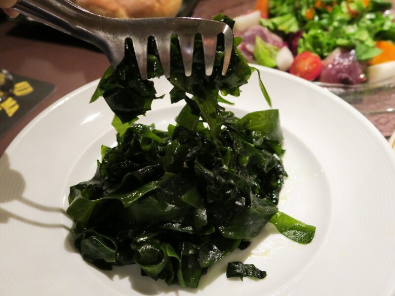 気仙沼の漁師・及川さんの思いのこもった「こいわかめ」を香り高い「岩井の胡麻油」でシンプルに炒めたメニュー。「気仙沼蔵内産<こいわかめ>の岩井胡麻油炒め」(600円)