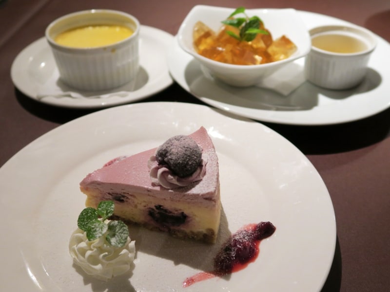 デザートは専属パティシェがつくる本格派。隠れた人気メニューなのだとか。おいしいコーヒーもある