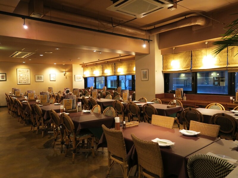 テーブル席、カウンター席があるフロア。30~45名入れる個室もある