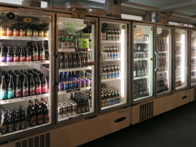 入口を入ると、ビールがずらりと並ぶ冷蔵庫が！