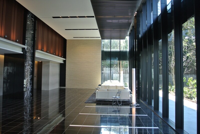 「スカイフォレストレジデンス」のエントランスホール