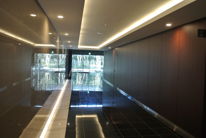 「スカイフォレストレジデンス」のエントランスからエレベーターホールへのアプローチ