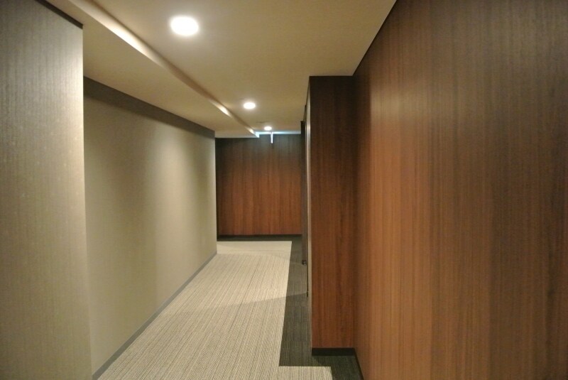 「スカイフォレストレジデンス」の内廊下