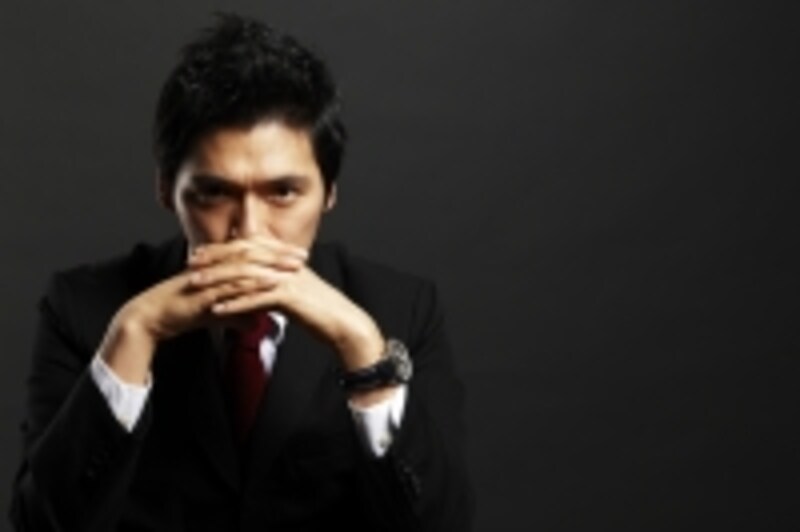 前を見つめる男性