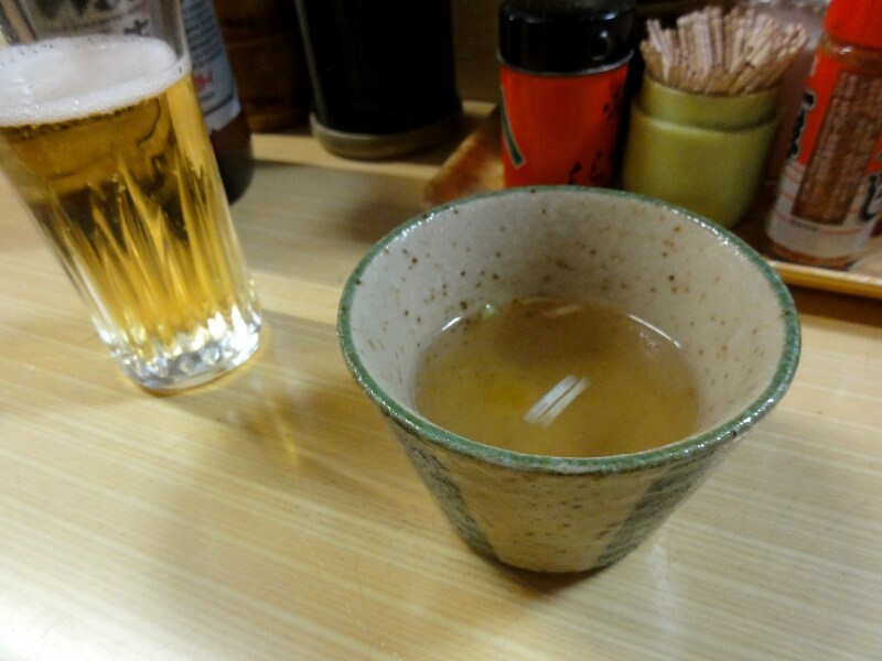 とてもおいしい鳥スープのお通し。料理を期待させる。