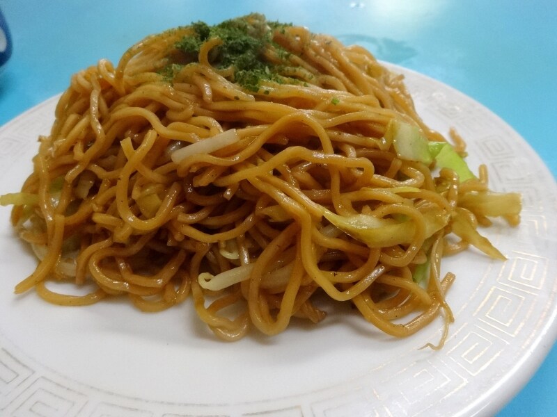 味は薄目。卓上にあるソースをかけていただく