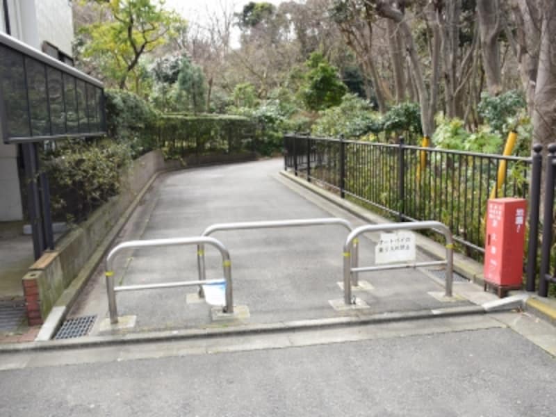 「車止め」が設置されている場所