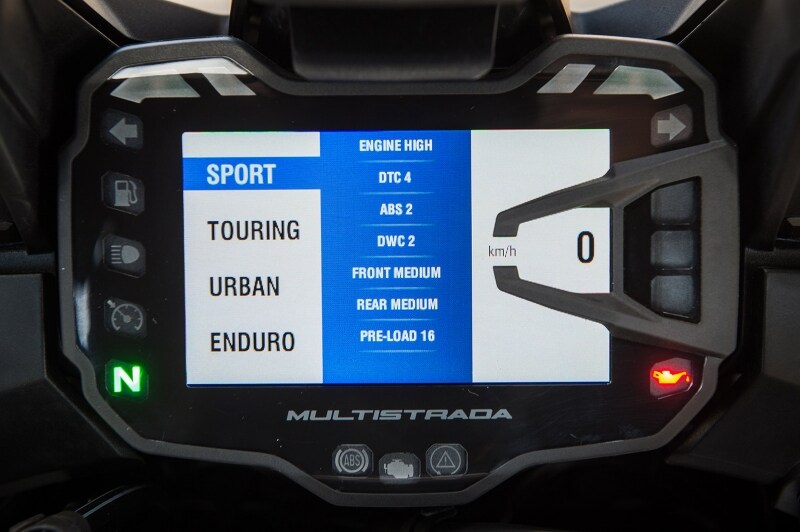 「スポーツ」「ツーリング」「アーバン」「エンデューロ」とそれぞれの特性を活かしたモードを兼ね備え、切り替えることでしっかりとキャラクターのある乗り味が楽しめる仕様になっている