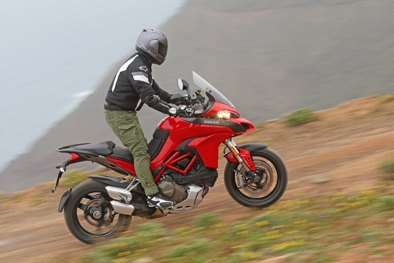 オフロードに不向きなロードタイヤながら、まったく不安を感じさせないエンデューロモード。もっとダートを走ってみたいと思わされるほど