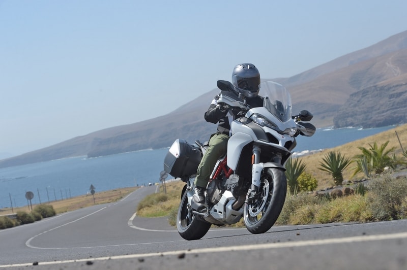 路面に隠れる大きなギャップに遭遇しても、スカイフック・サスペンションはその衝撃を一瞬で緩和し、ライダーへの負担を大きく軽減してくれる、いわば“魔法の脚”と言える