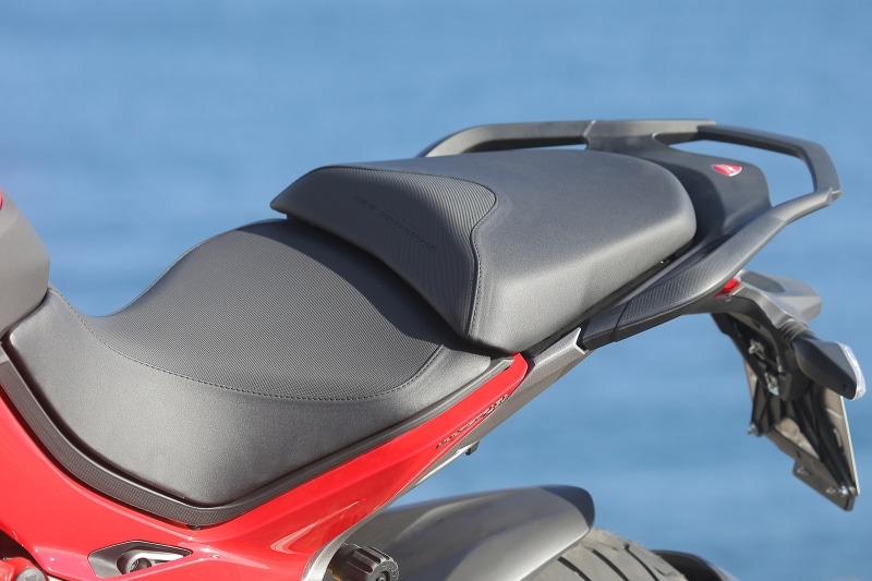 以前のものよりも股間部分がスリムな設計となった新シート。これで足着き性が一気に向上！