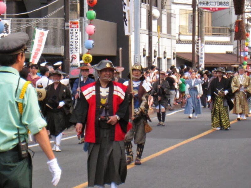 川越藩火縄銃鉄砲演武の行進。武具を身に着けた人。