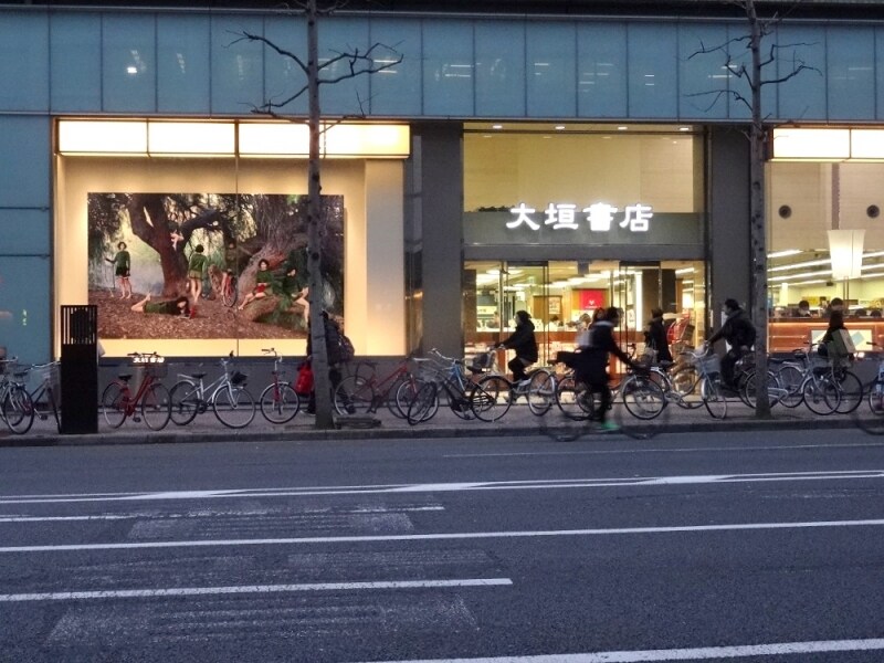 リサ・アン・アワーバック《この織機を持って失せろ》2009（大垣書店烏丸三条店ショーウィンドーでの展示）
