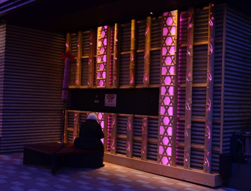 竹の装飾も桜色に染まる