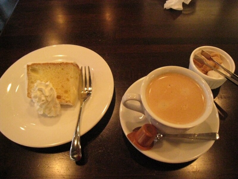 シフォンケーキとコーヒー。ケーキセット（ケーキ+ドリンク）は680円。