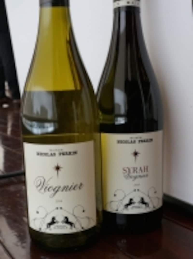 赤はシラーに少量のヴィオニエのブレンド、白はヴィオニエです