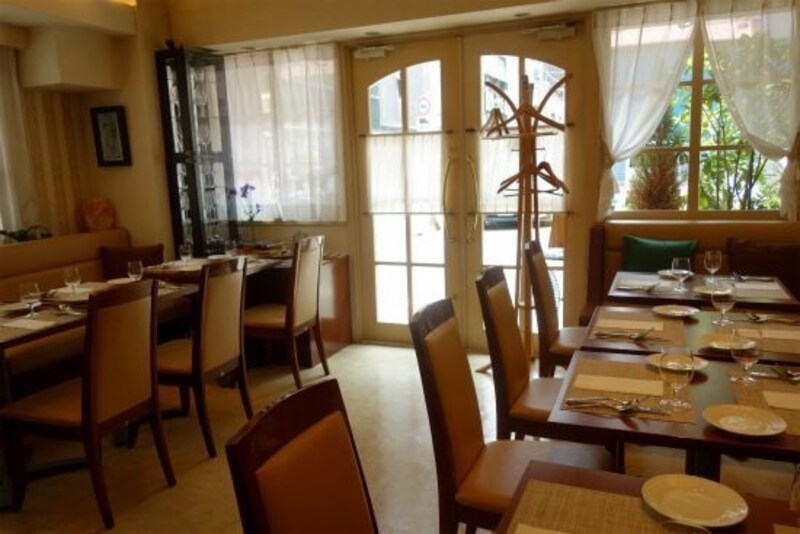 店内※テーブル2席×8卓