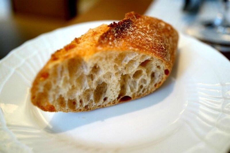 バゲットはあたたかい状態で出されます。