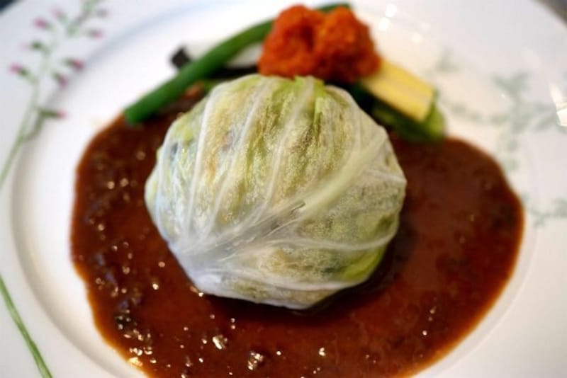 鶏モモ肉の赤ワイン煮とジャガイモのキャベツ包み