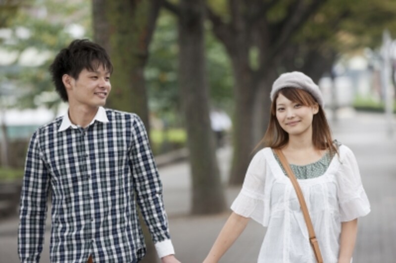 手をつなぐかどうか……理性と欲望のはざまでゆれるのが恋する男というもの。