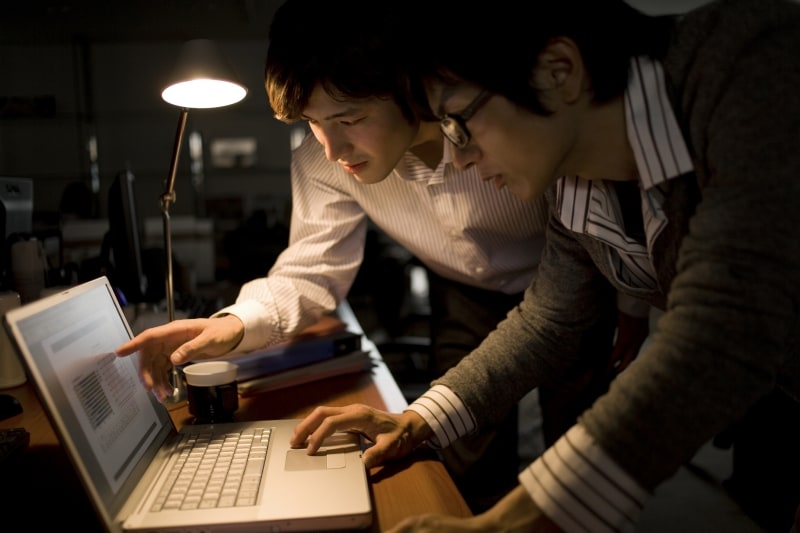 深夜まで仕事をする会社員