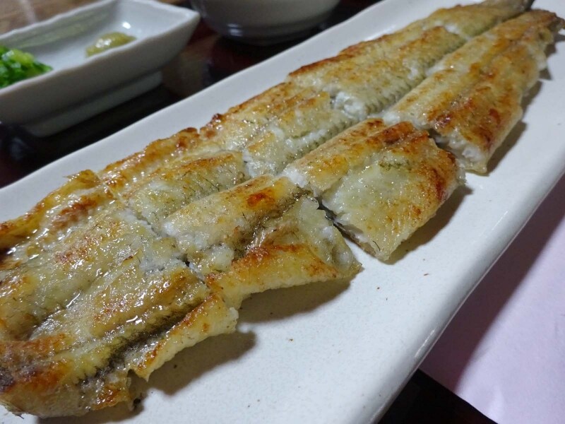 関西風白焼き、わさびと白醤油でいただく。